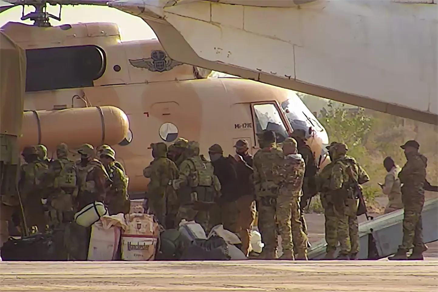 Prantsuse sõjaväe poolt avaldatud fotol on näha Vene palgasõdureid minemas helikopteri pardale Põhja-Malis.