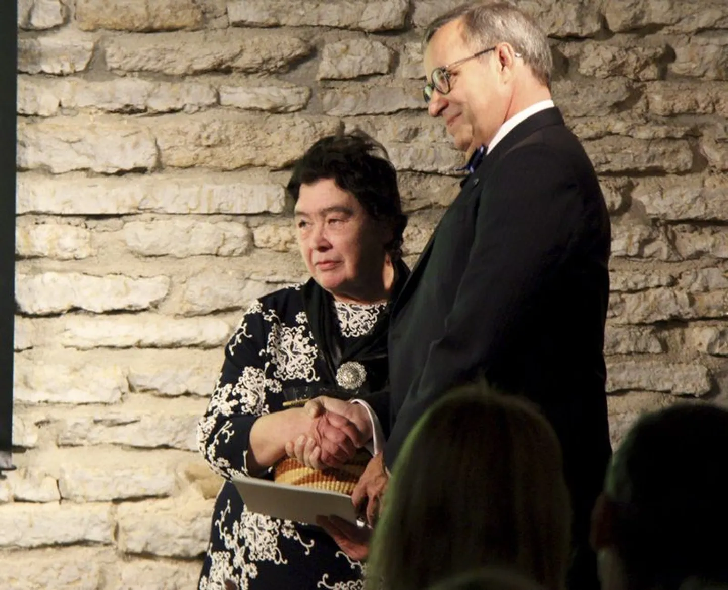 Eve-Kaia Tamm sai koos tunnustusega presidendi sooja käepigistuse.