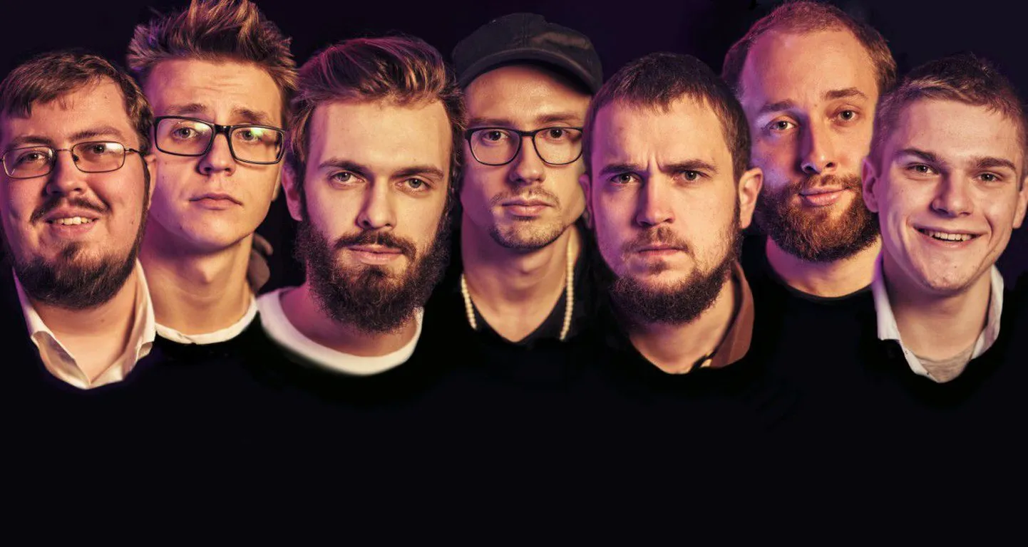 «Tõuske püsti!» on stand-up, kus Comedy Estonia noored tärkavad stand-up koomikud esitavad eestikeelseid nalju oma kavast «Esimene eesti keeles! Vol 2». Lavale astuvad tulevikutegijad Sander Õigus, Karl-Alari Varma, Mikael Meema, Ardo Asperk, Daniel Veinbergs, Mikk Sügis ja Taniel Kasemägi.