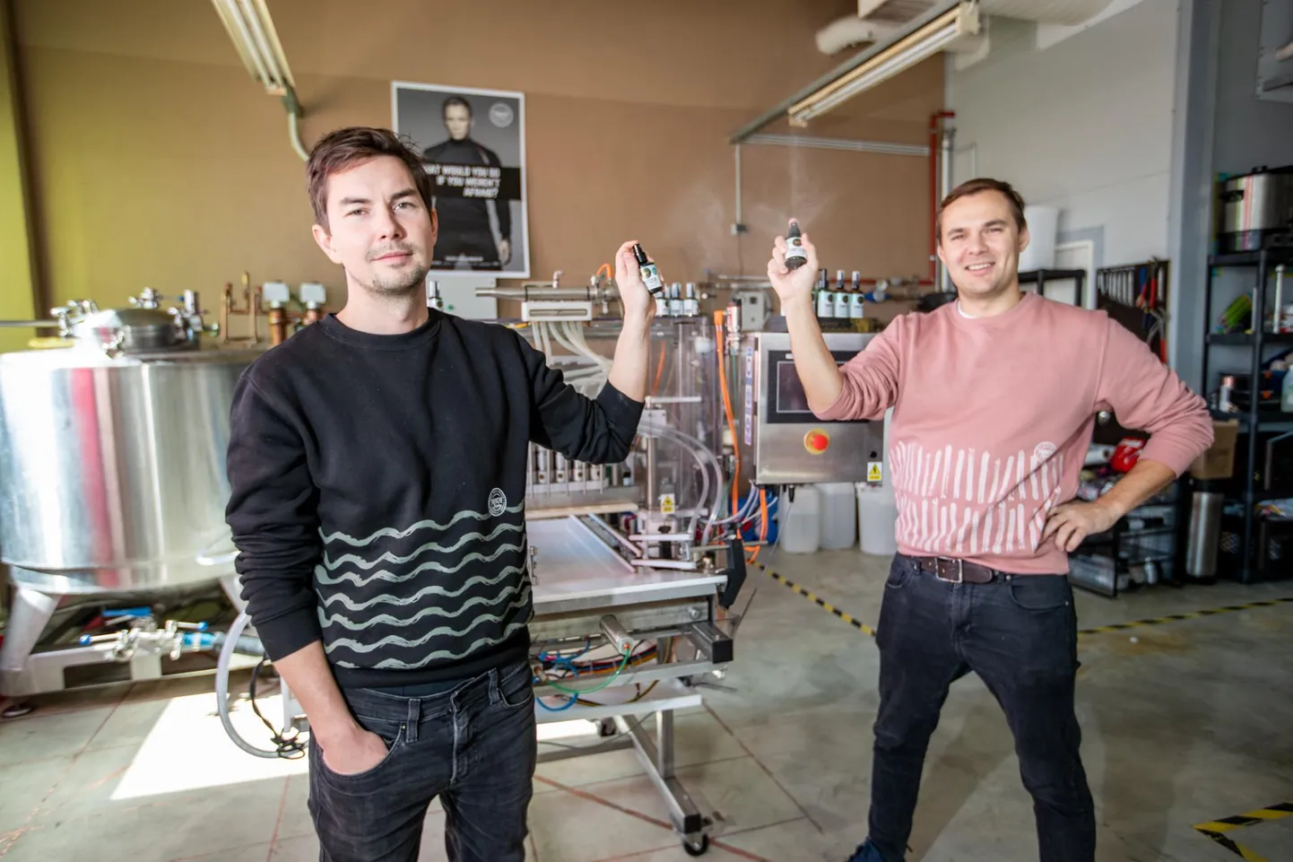 Pärnakad Kristjan-Walter Kask (vasakul) ja Joosep Raudsepp hakkasid koroonakriisi tõttu valmistama desovahendit Punch Sanitizer.