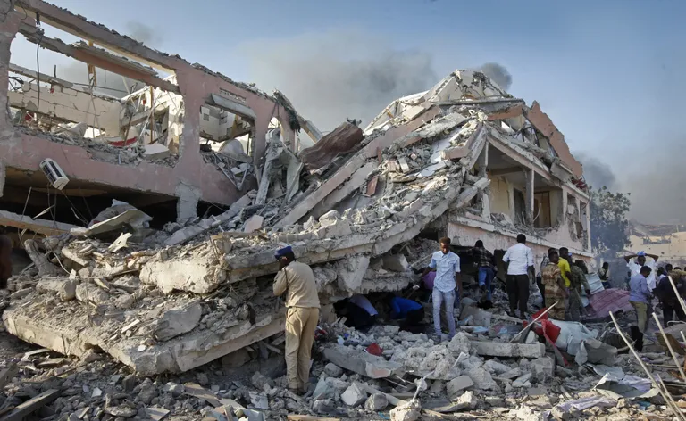Rusudest otsiti ellujäänuid. Foto: Farah Abdi Warsameh/AP/Scanpix