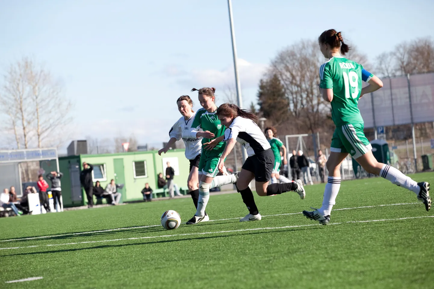 Rakvere FC Flora naiskond (valgetes särkides) Tallinna FC Levadia vastu mängimas