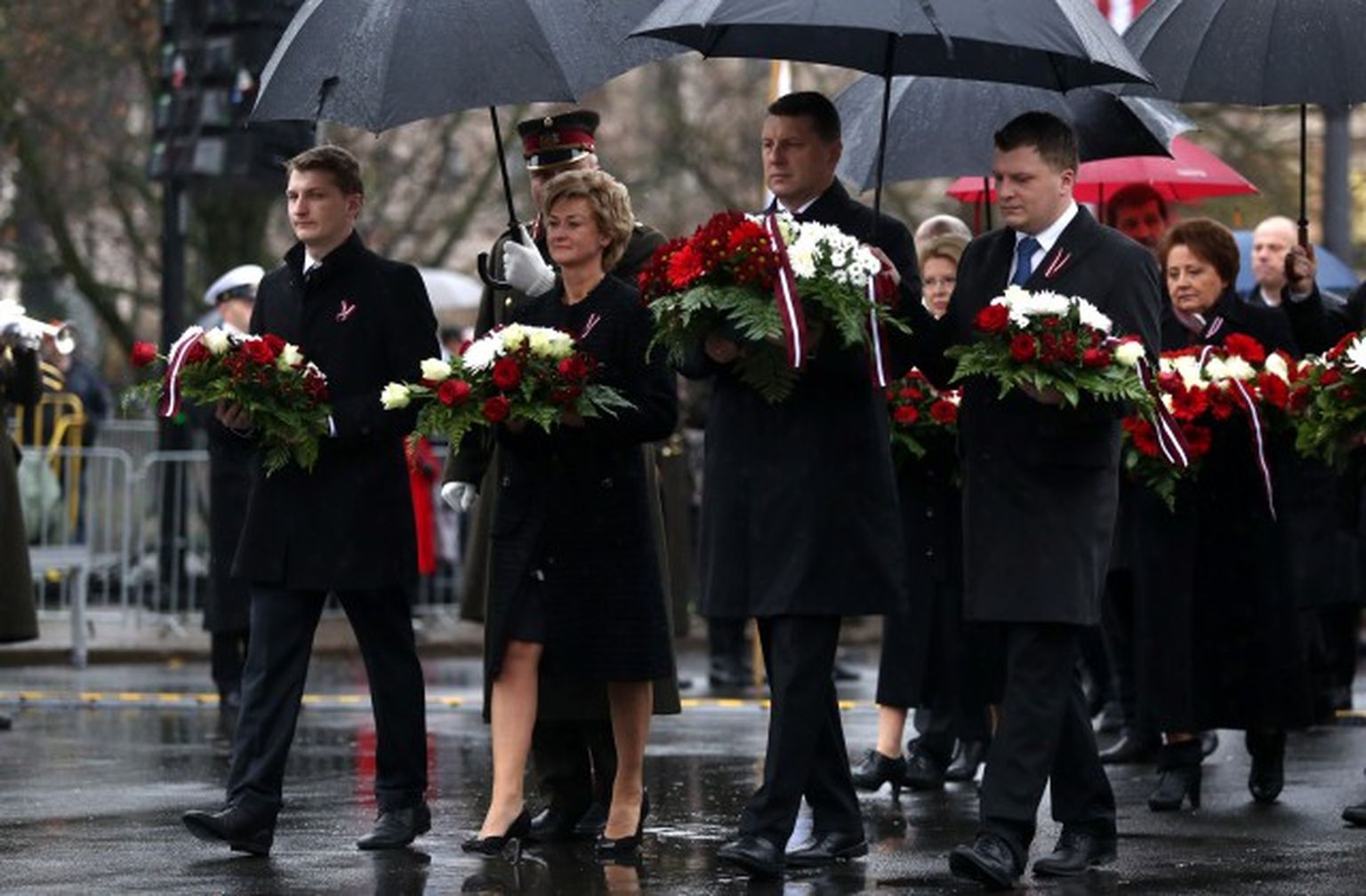 Valsts prezidents Raimonds Vējonis ar kundzi Ivetu Vējoni un dēliem dodas nolikt ziedus pie Brīvības pieminekļa par godu Latvijas proklamēšanas 97.gadadienai