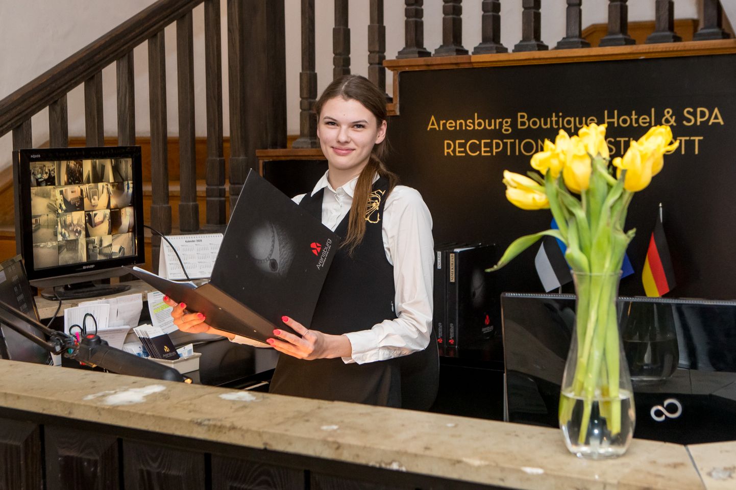 SUVEHOOAJA OOTEL: Eile võttis Arensburgi hotellis külalisi vastu administraator Kristiin Zoova.