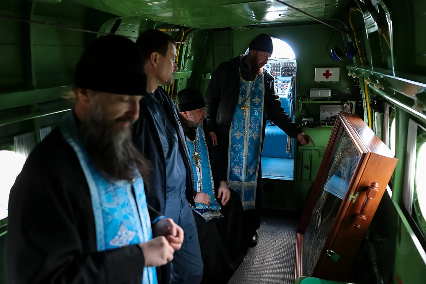 Vene õigeusupreestrid üleujutuste piirkonna kohal palveid lugemas.