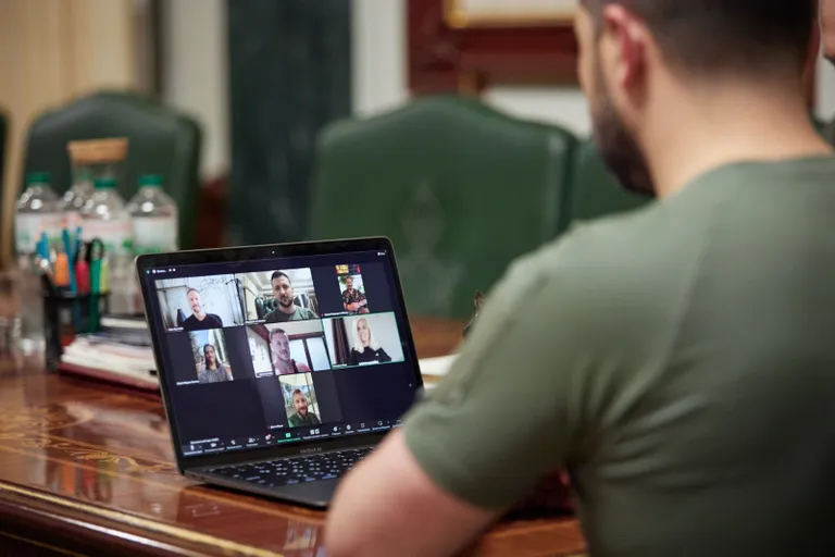 Ukrainas prezidents Volodimirs Zelenskis videokonferencē ar grupas "Imagine Dragons" dalībniekiem 2022. gada jūlijā.