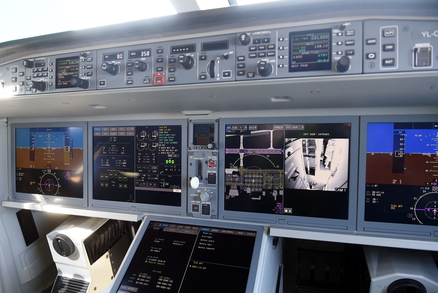 Nacionālās aviokompānijas "airBaltic" gaisa kuģa "Airbus A220-300" pilotu kabīne.