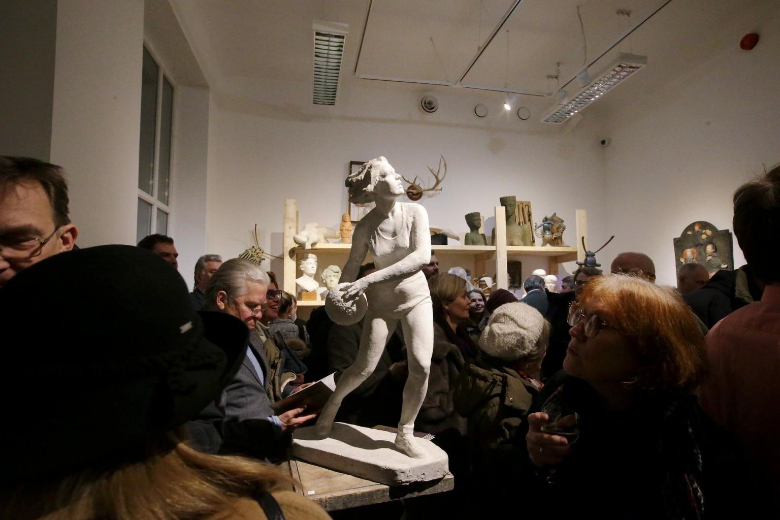 Endel Taniloo näitusel on keset galeriid skulptori diplomitöö kavand. See jäi avamisel terveks, kuigi galerii sai huvilistest tihedasti täis.