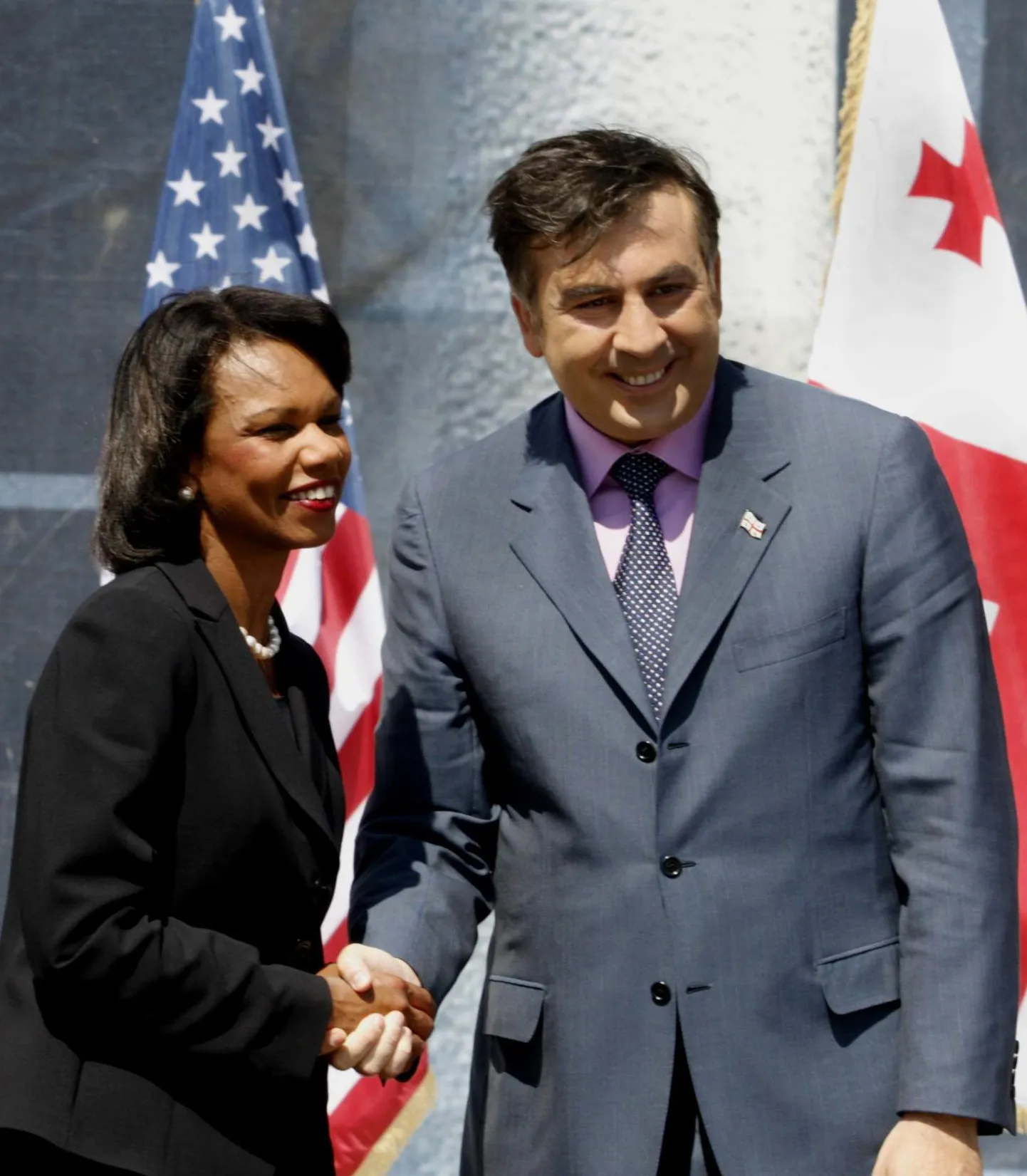 USA välisminister Condoleezza Rice surumas kätt Gruusia presidendi Mihheil Saakašviliga juulis Thbilisis toimunud kohtumisel.