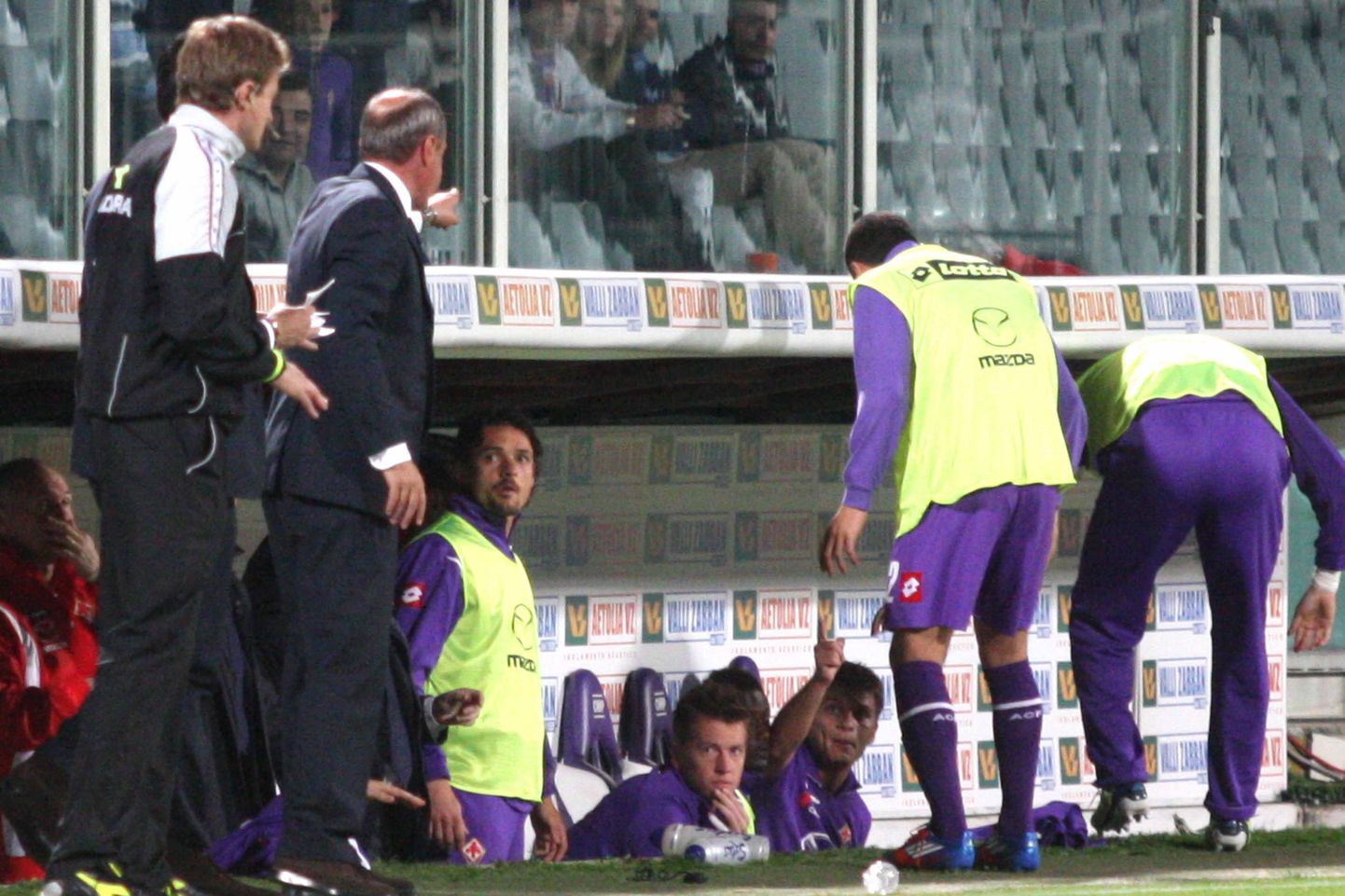 Fiorentina peatreener Delio Rossi (vasakult teine) üritas oma meeskonna mängijat lüüa.