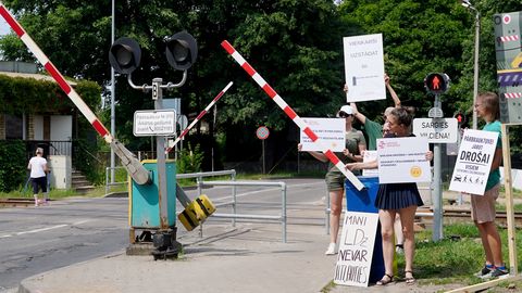 FOTOREPORTĀŽA ⟩ Pie Imantas stacijas norisinās pikets “Drošu pārbrauktuvi”