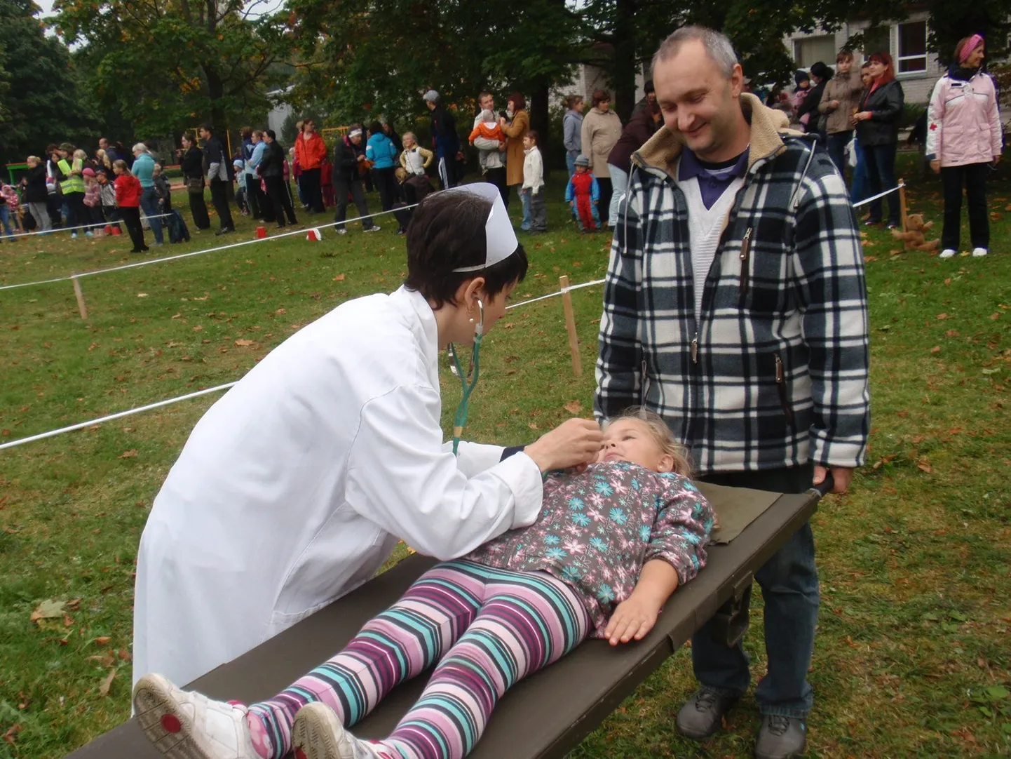 Arst kuulab, mis seal lapse sees krõbiseb.