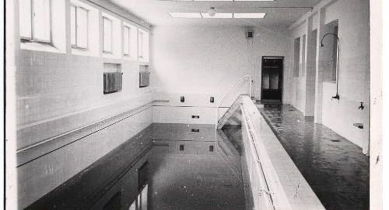 1926. aastast oli Emajõe sauna omanik Peeter Brunhof, kes ehitas sauna tublisti suuremaks. 1939. aastal valmis hoovipoolsel küljel juurdeehitis, kus oli bassein. Bassein tehti raudbetoonist, selle alusmüürid rajati vaiadele. Nüüd töötab basseinihoones Janne Orro loomakliinik.