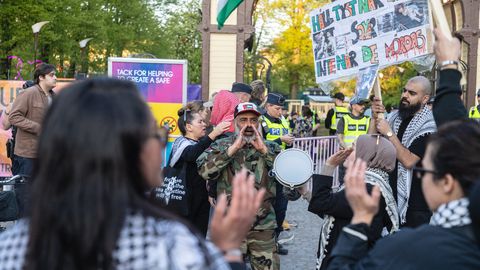 ФОТО И ВИДЕО ⟩ Протест палестинцев против участия Израиля в Евровидении-2024 начался в шведском Мальмё