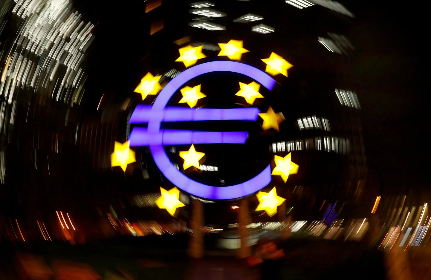 Euro logo Euroopa Keskpanga endise peahoone ees Frankfurdis.