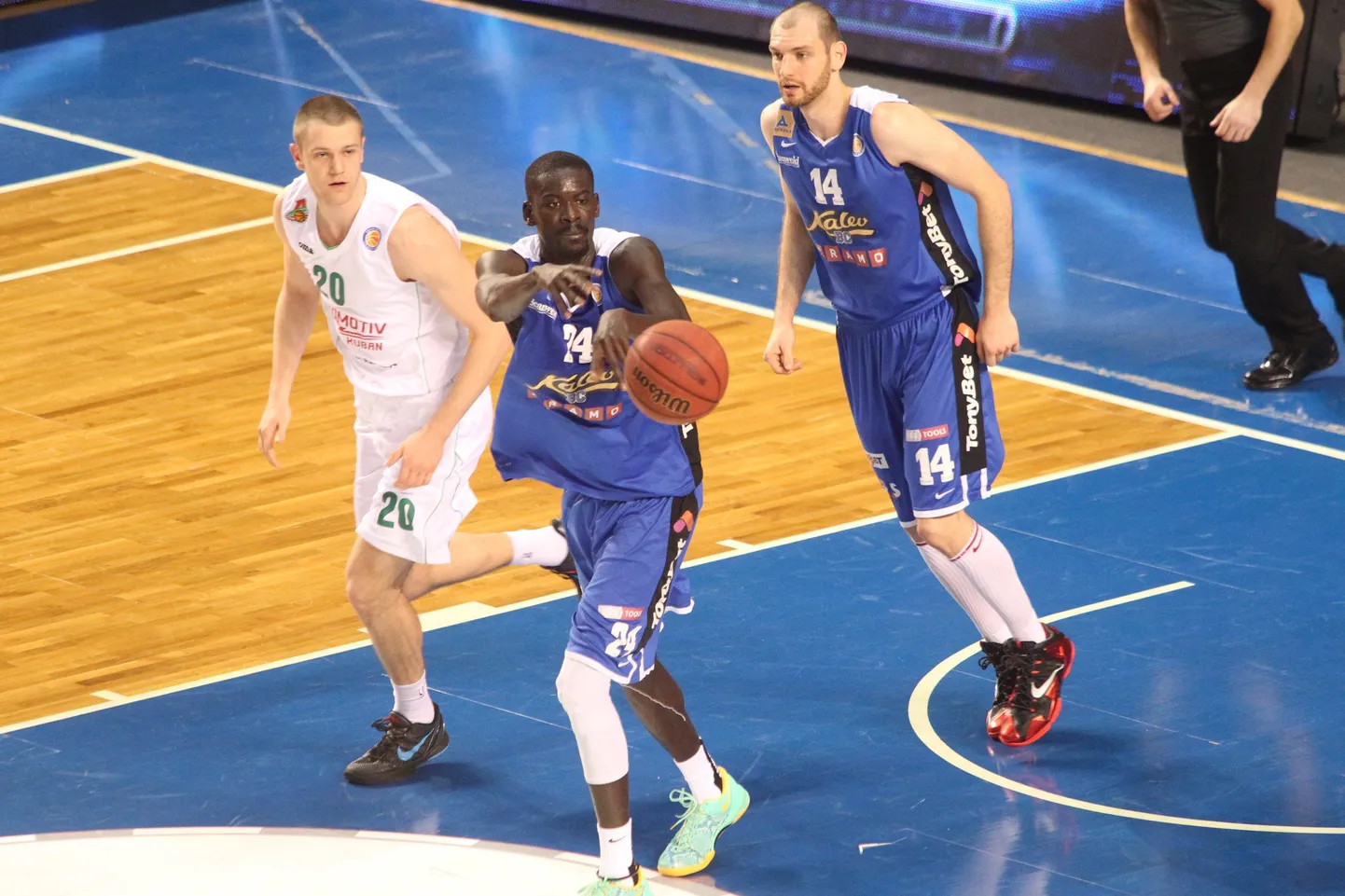 Kalev/Cramo korvpallimeeskond Ühisliiga mängus Krasnodari Lokomotiiviga.