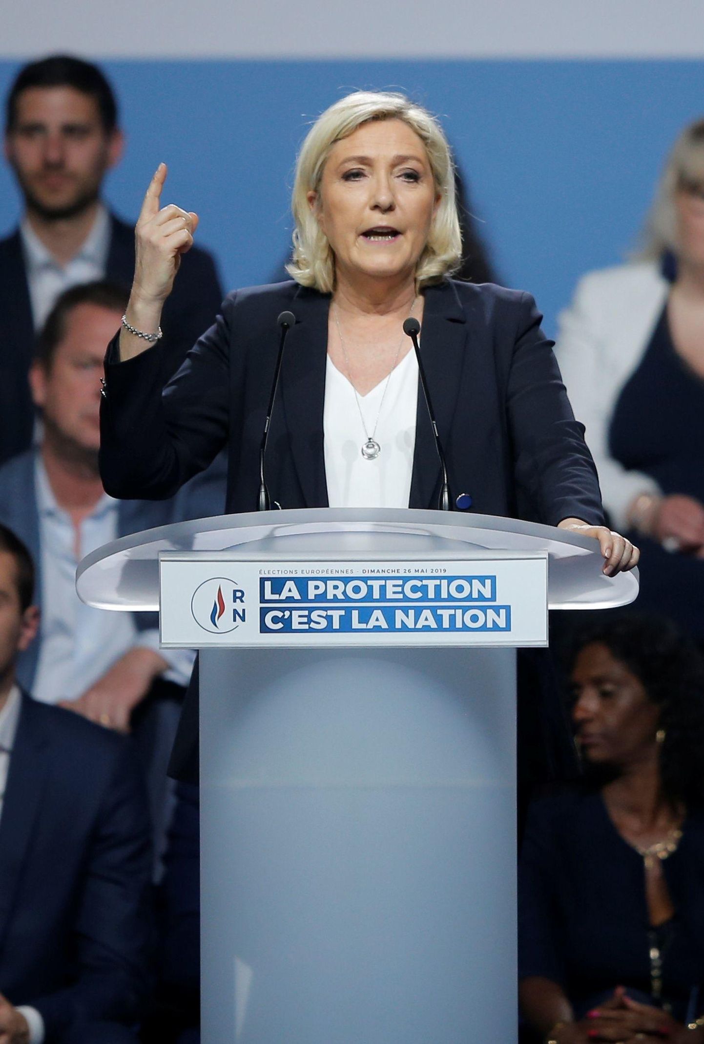 1. mai kampaaniaüritusel Metzis Prantsusmaal kutsus Marine Le Pen üles «Macroni peatama». Toetuse pärast Euroopa Parlamendi valimistel käib Le Peni erakonnal Rahvuslik Liit tihe rebimine Prantsusmaa presidendi Emmanuel Macroni parteiga Vabariigi Eest.
