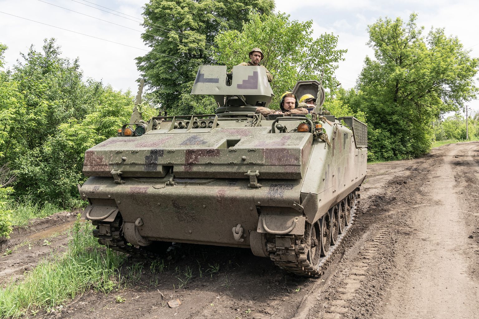 Ukraina 57. suurtükiväebrigaadi võitlejad Madalmaadest saadud soomukiga Bahmuti lähistel 30. mail 2023.