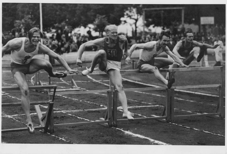 110 meetri tõkkejooksjad Eesti ja Läti kergejõustikumatšil 1950. aastate alul. Heino Lipp on rajal vasakult esimesena.