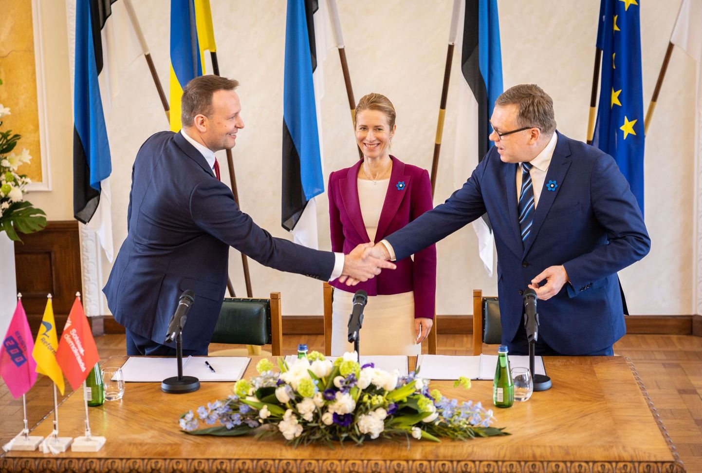 Eesti koalitsioonilepingu allkirjastamine 8. aprillil. SDE esimehe Lauri Läänemetsa (vasakul) ja Eesti 200 juhi Lauri Hussari tegevust vaatab pealt Reformierakonna esimees Kaja Kallas.