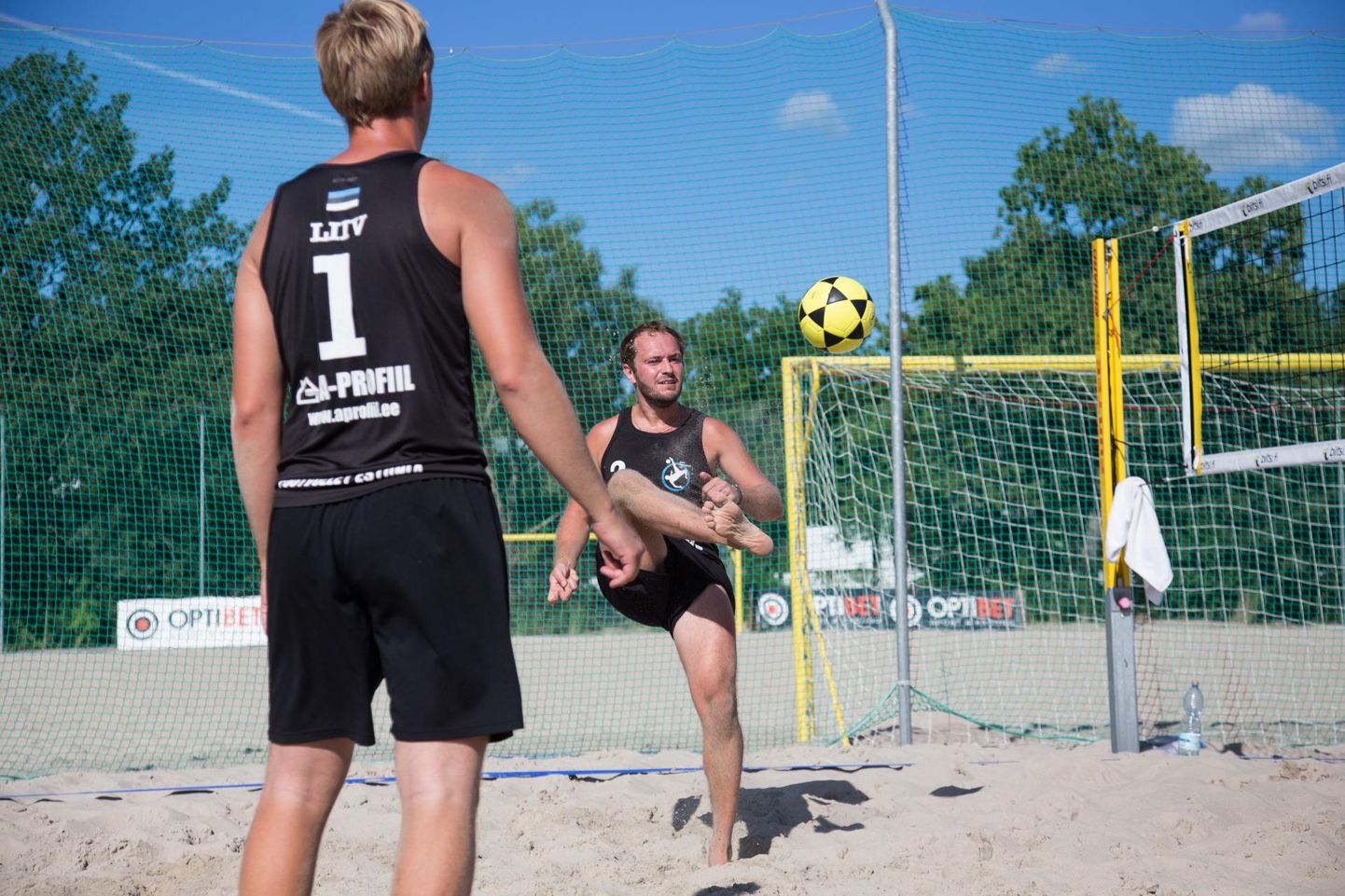 <em>Foot­volley </em>Eesti meistrid Tever Liiv (vasakul) ja Vasily Tsubera pole kaks aastat kaotanud koduriigi meistrivõistlustel ainsatki mängu.