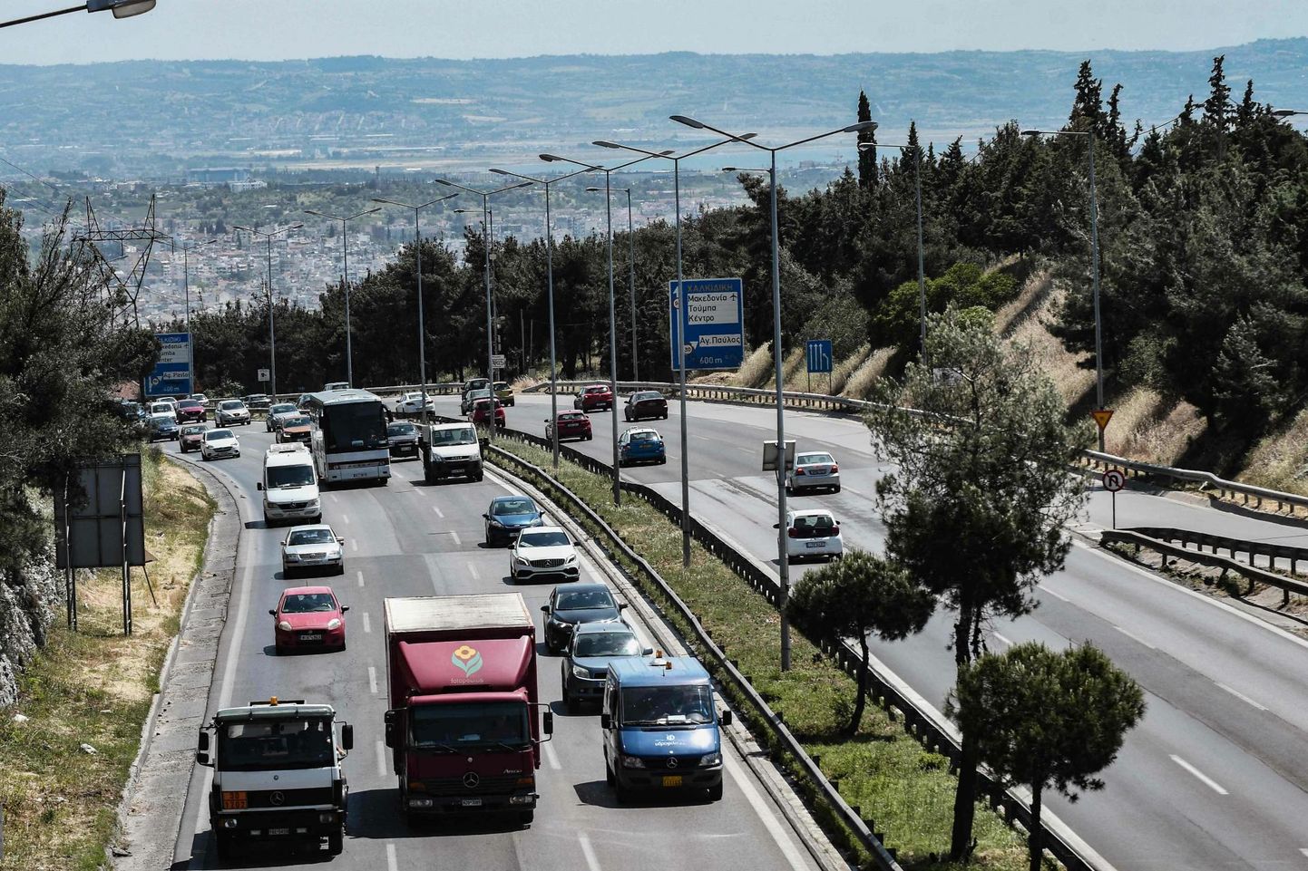 Autod Kreekas Thessaloníki ringteel. Suuremal osal Kreeka roolikeerajatel on ärritudes kombeks kaasliiklejaid kostitada sõimu või signaaliga. 