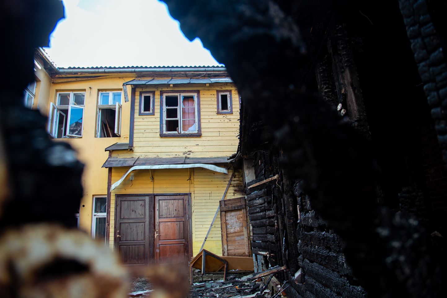 В воскресенье вечером на улице Хоспидали в Пярну загорелись четыре дома.