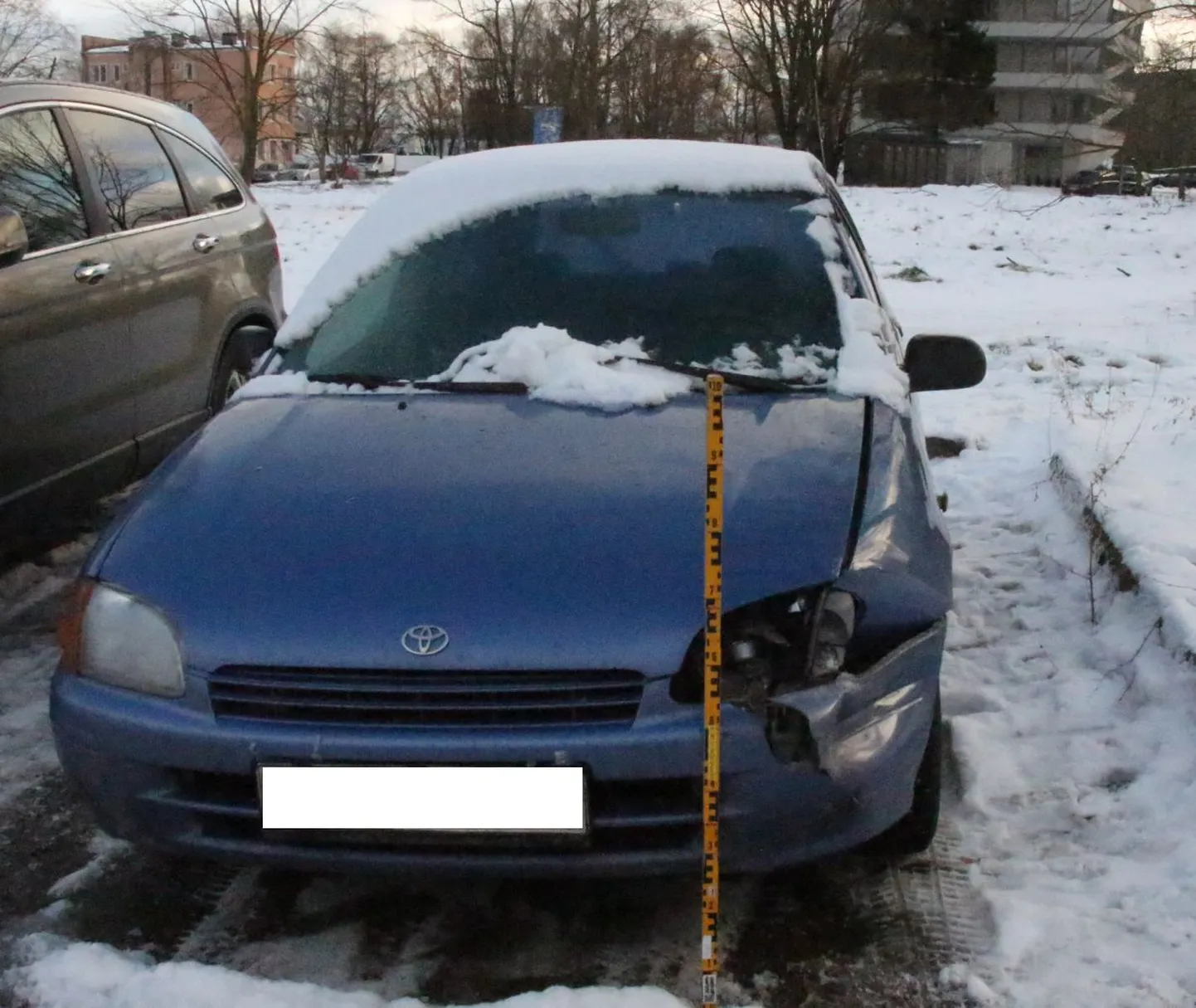 Raatuse tänava parklas sõitis seni kindlaks tegemata juht katki seal parkinud Toyota.