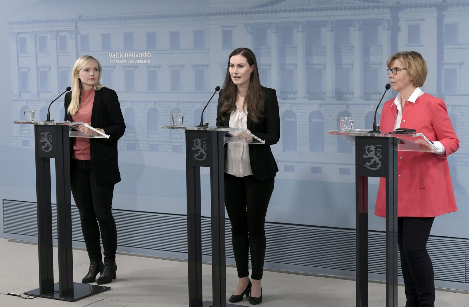 Министр внутренний дел Финляндии Мария Охисало (слева), премьер-министр Санна Марин (в центре) и министр юстиции Анна-Мая Хенрикссон.
