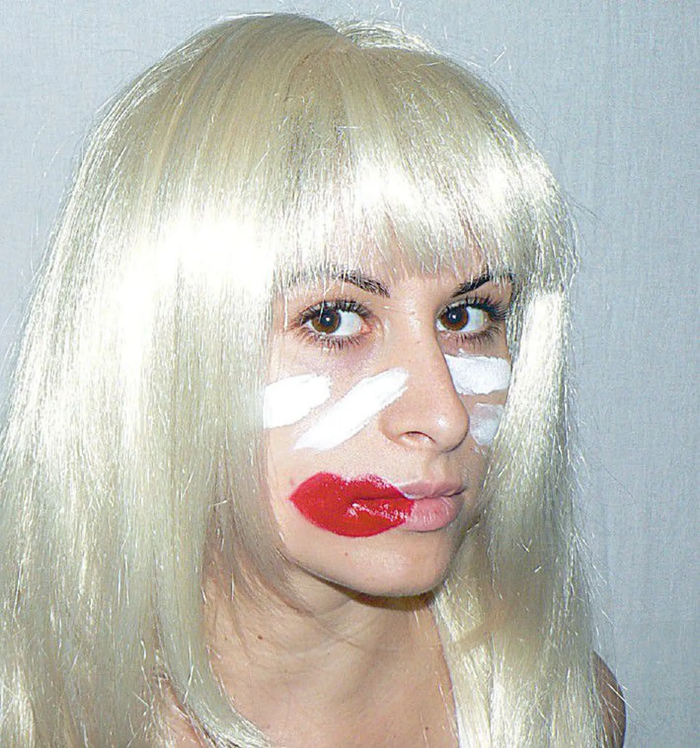 Alissa Šnaider tantsulavastuses «Neon nails and plastic hair».