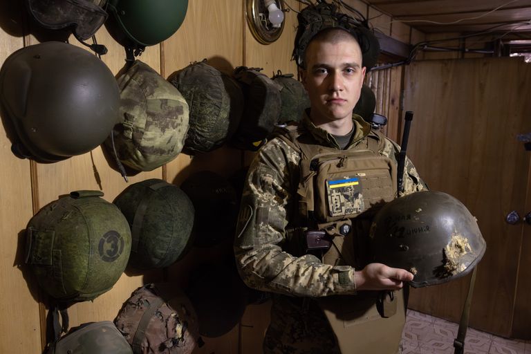 Kiivri kandjate saatus on erinev. Pildil Ukraina armee 79. dessantbrigaadi kapteni käes nähtav kiiver selle omaniku elu ei päästnud.