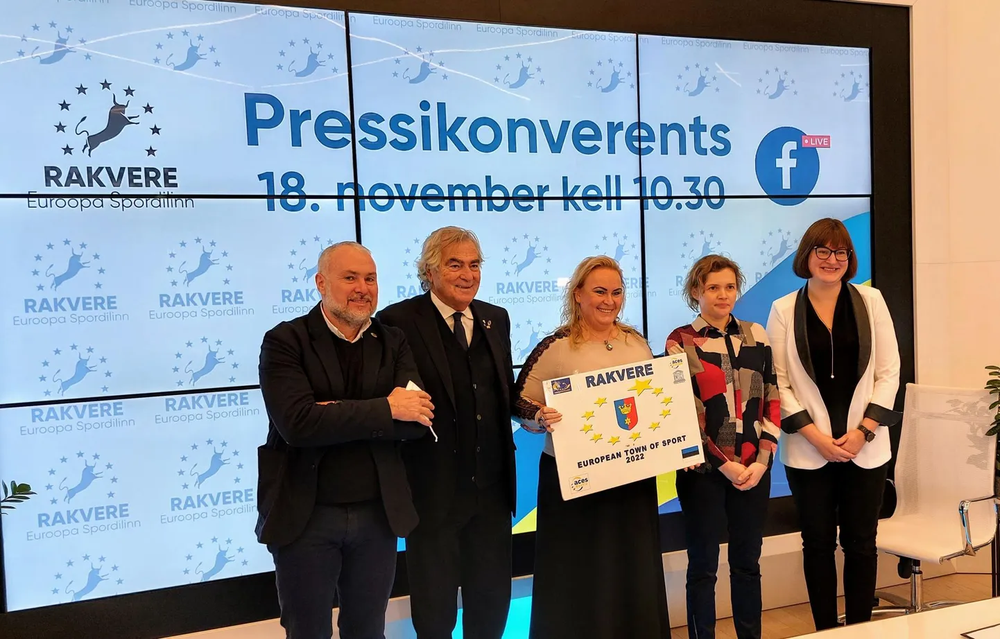 Spordilinna tunnustuse võttis vastu Rakvere linnapea Triin Varek (keskel).