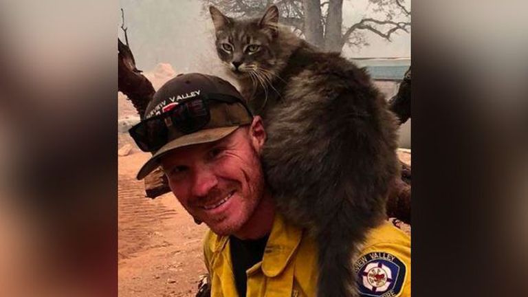 California tuletõrjuja Ryan Coleman päästetud kassiga