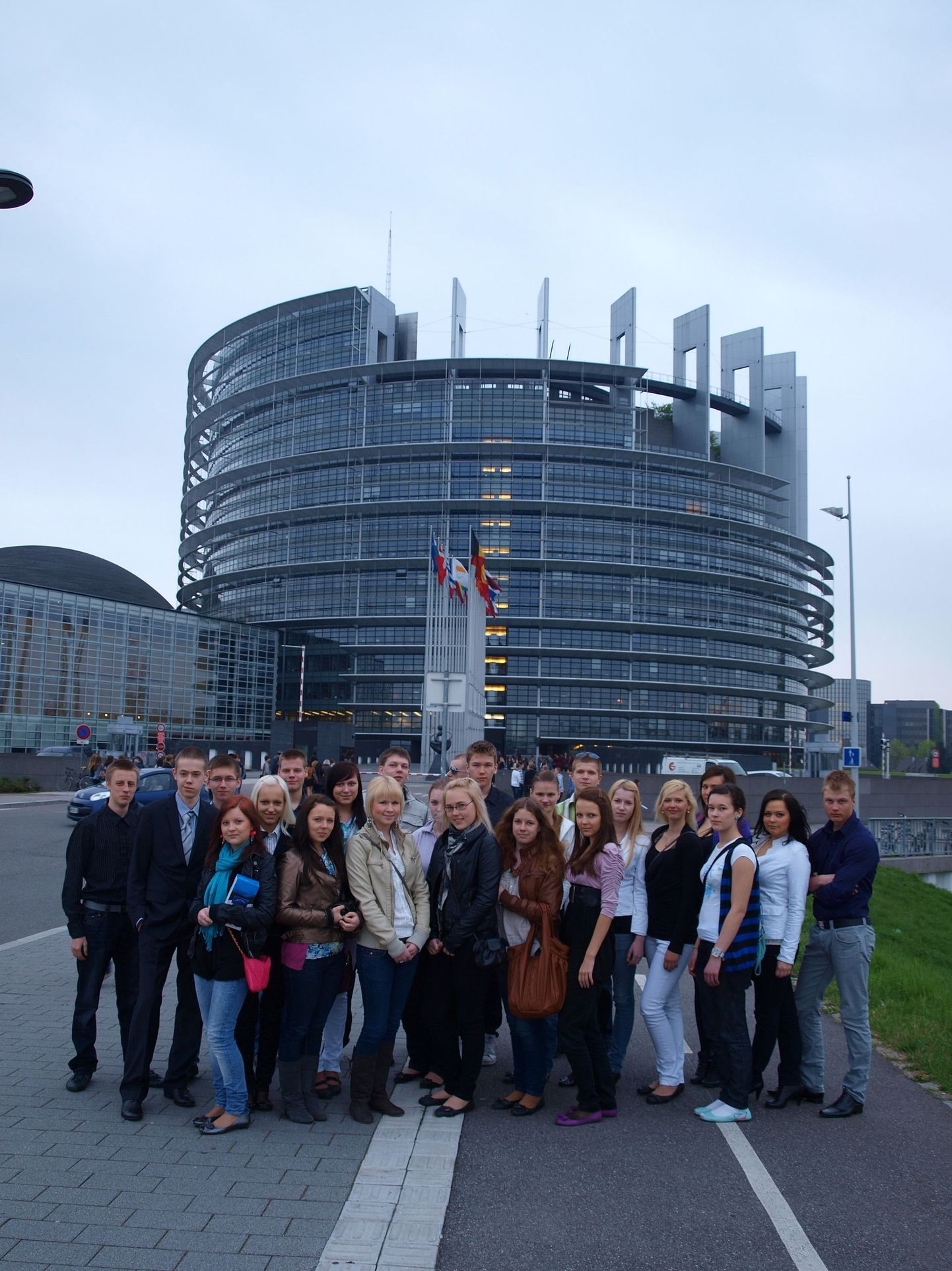 Tamsalu gümnaasiumi õpilased Euroopa Parlamendi Louise Weissi hoone ees Euroscola päeva alguses 8. aprillil 2011.