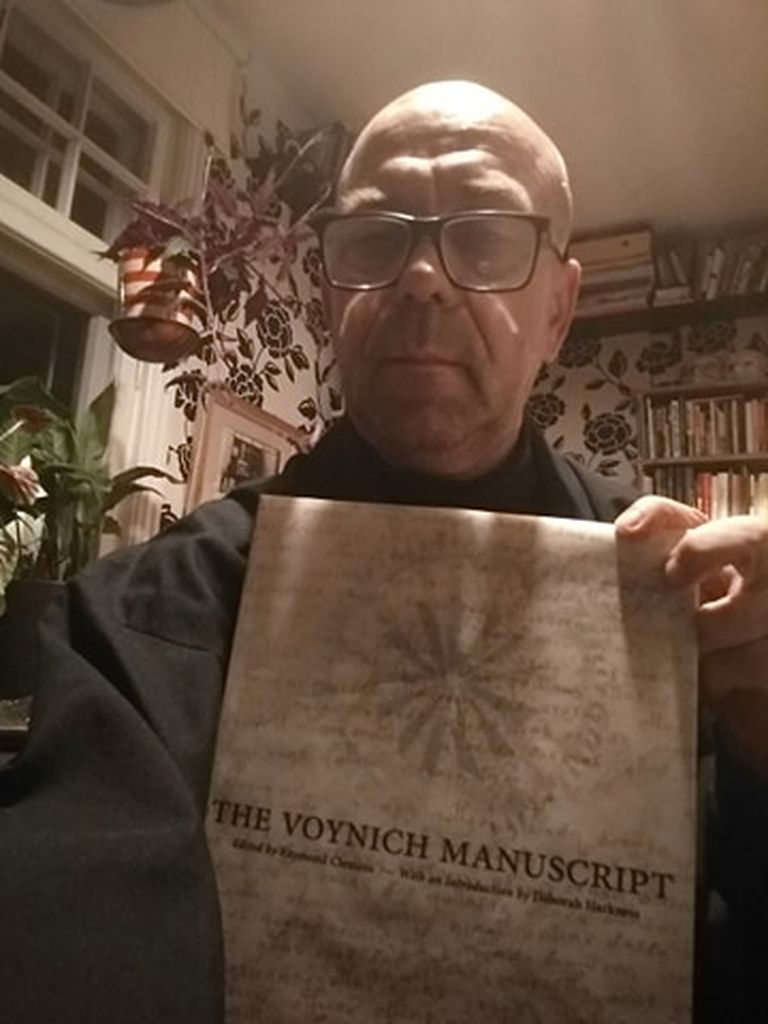 Selfi Voynichi käsikirjaga