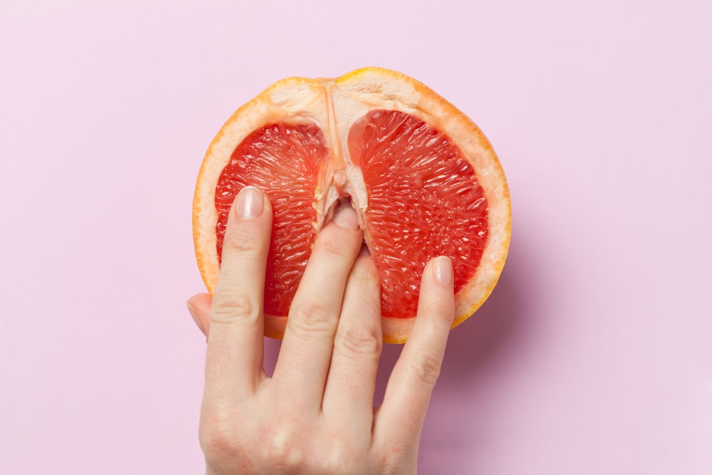 Пальцы в грейпфруте, а вы что подумали? Иллюстративное фото.