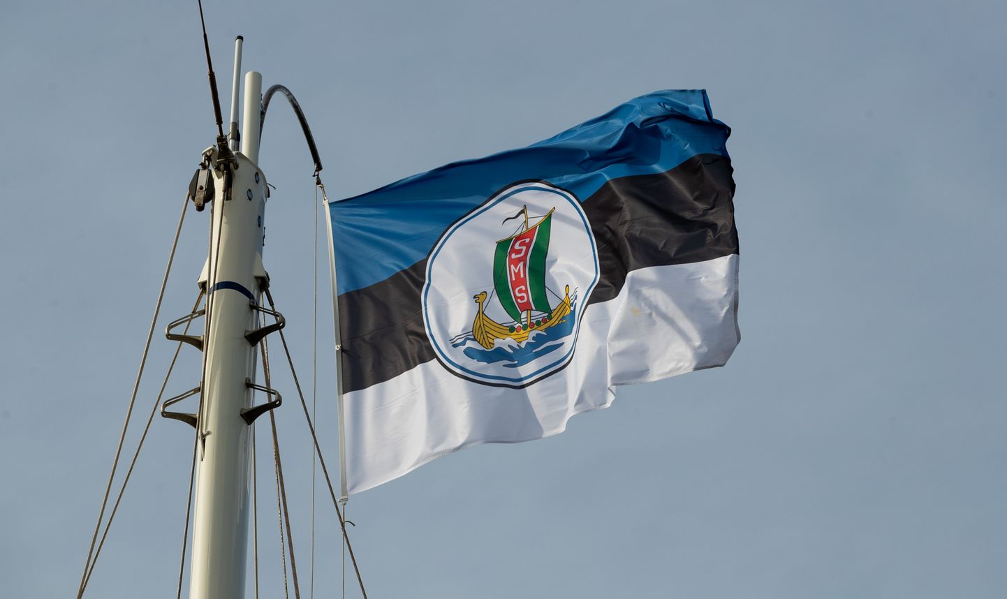 Eesti lipp laeva mastis