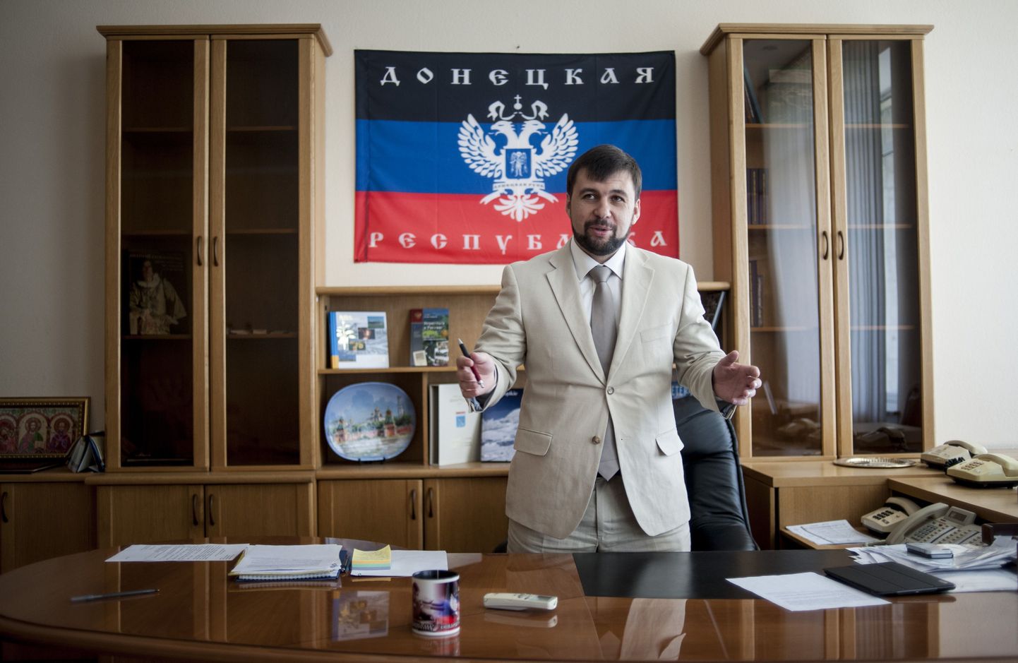 Deniss Pušilin nn Donetski rahvavabariigi lipu taustal.