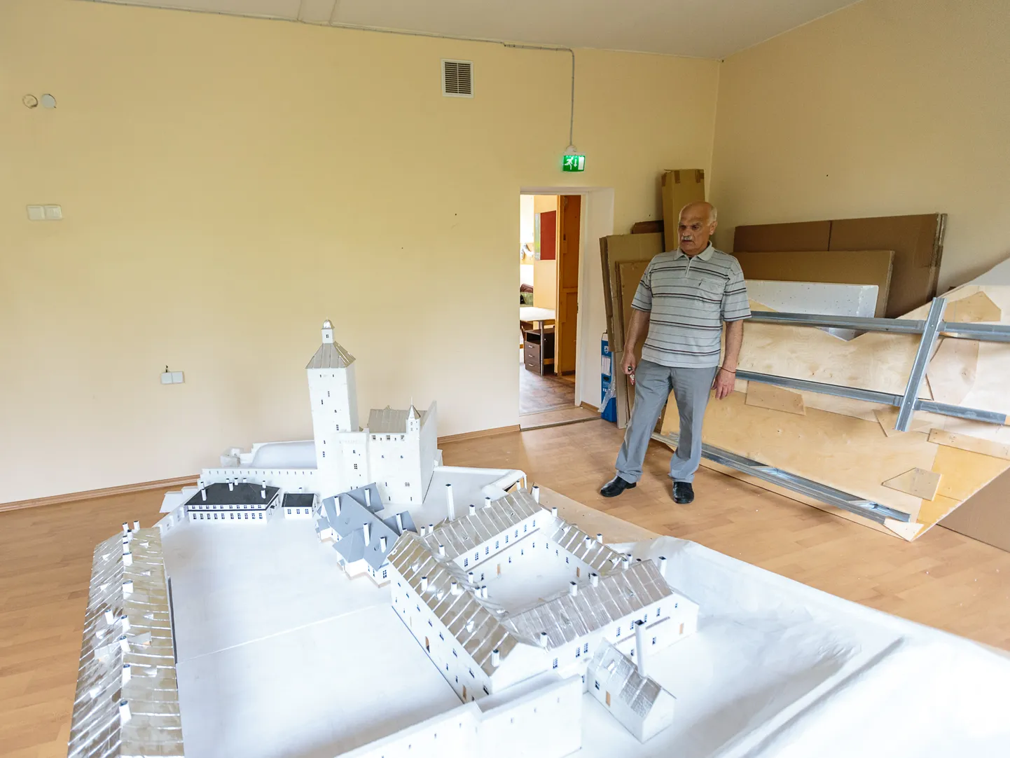 Fjodor Šantsõn näitab endises lasteaias paiknevas ajutises töökojas, et töötab endiselt sõjaeelse Narva linnuse maketi kallal: lihvib ja viimistleb pisidetaile.