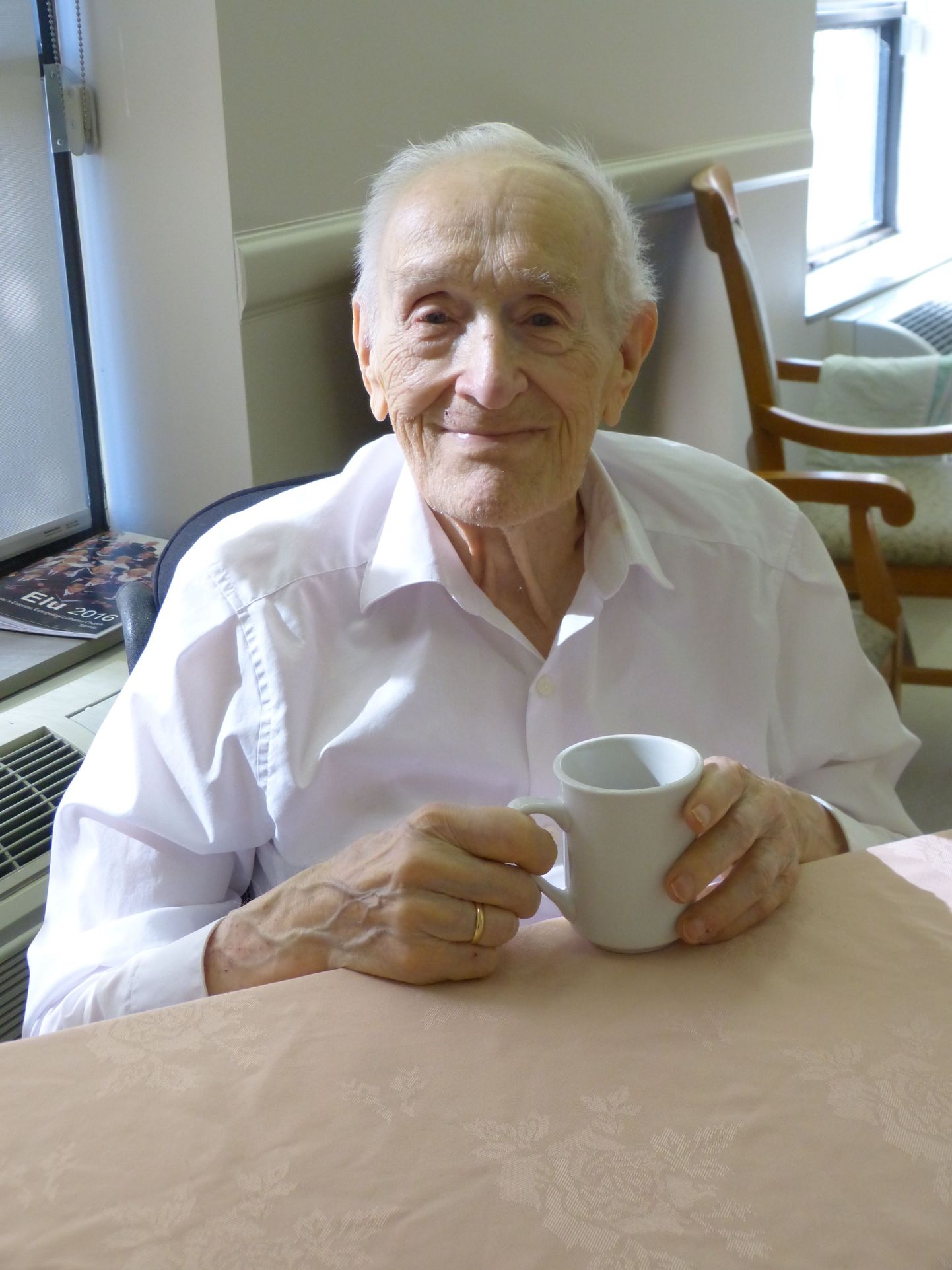 Pildil on Eesti koorilaulu ja eestluse eestvedaja, sel hetkel nelja kuu pärast oma 101. sünnipäeva tähistav Roman Toi Kanadas, Ehatares. Ta ütleb, et eestluse hoidmine on olnud tema elu tähtsaim ülesanne.