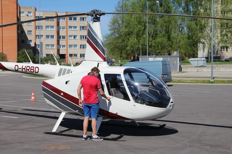 Võru Kagukeskuse parklasse maandus täna linnaelanike üllatuseks helikopter.