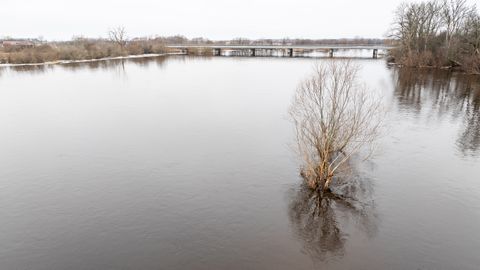 ФОТО И ВИДЕО ⟩ «Иногда вода стоит всего в метре от дома»: Река Казари демонстрируют первые признаки весны