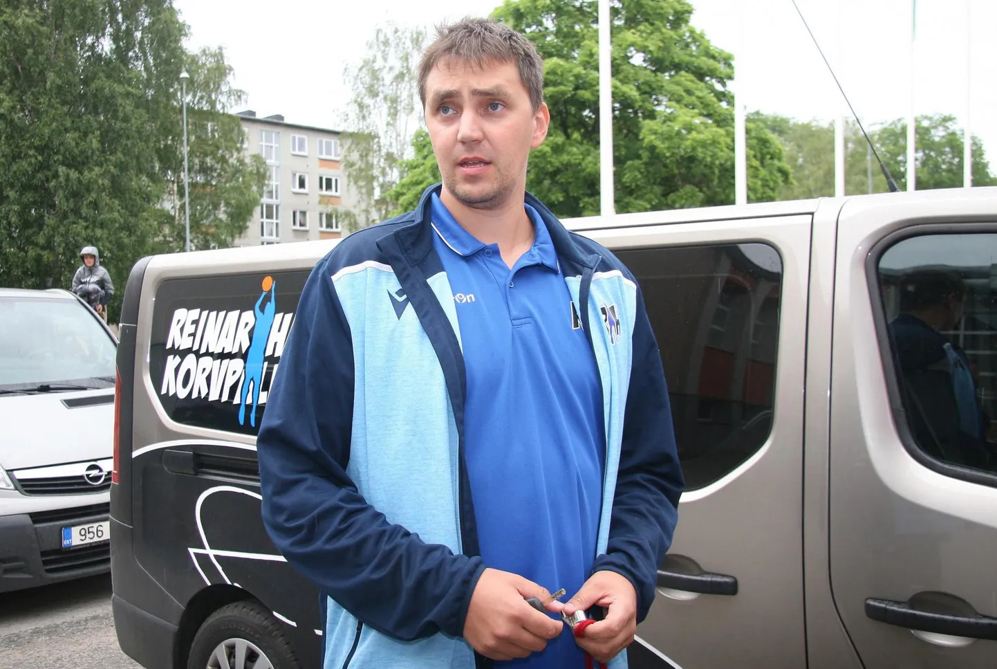 Omanimelise korvpallikooli juht, endine Eesti koondislane Reinar Hallik.