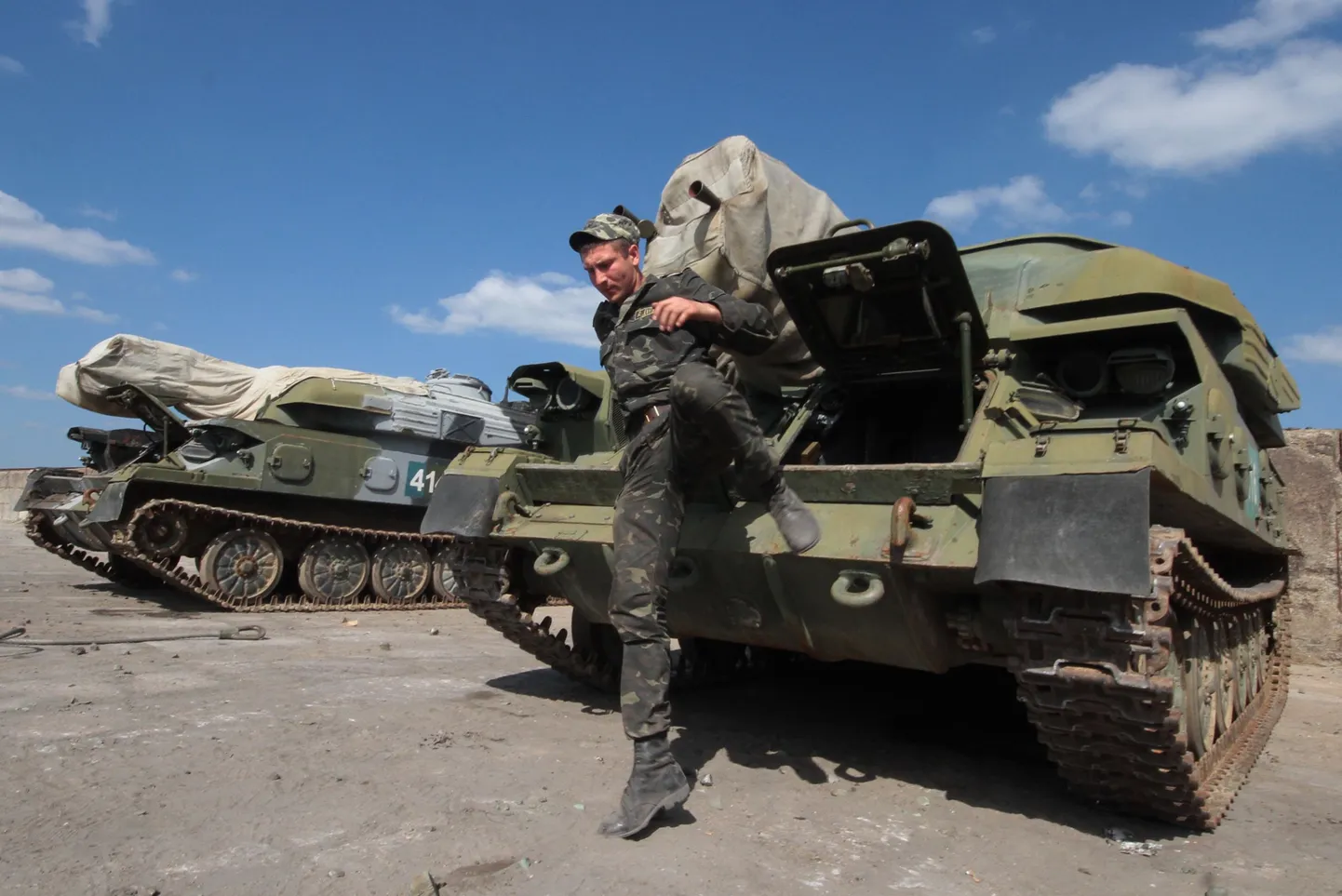 Ukraina sõdurid pakivad Krimmis varustust kokku, et saata see Ukraina annekteerimata osadesse.