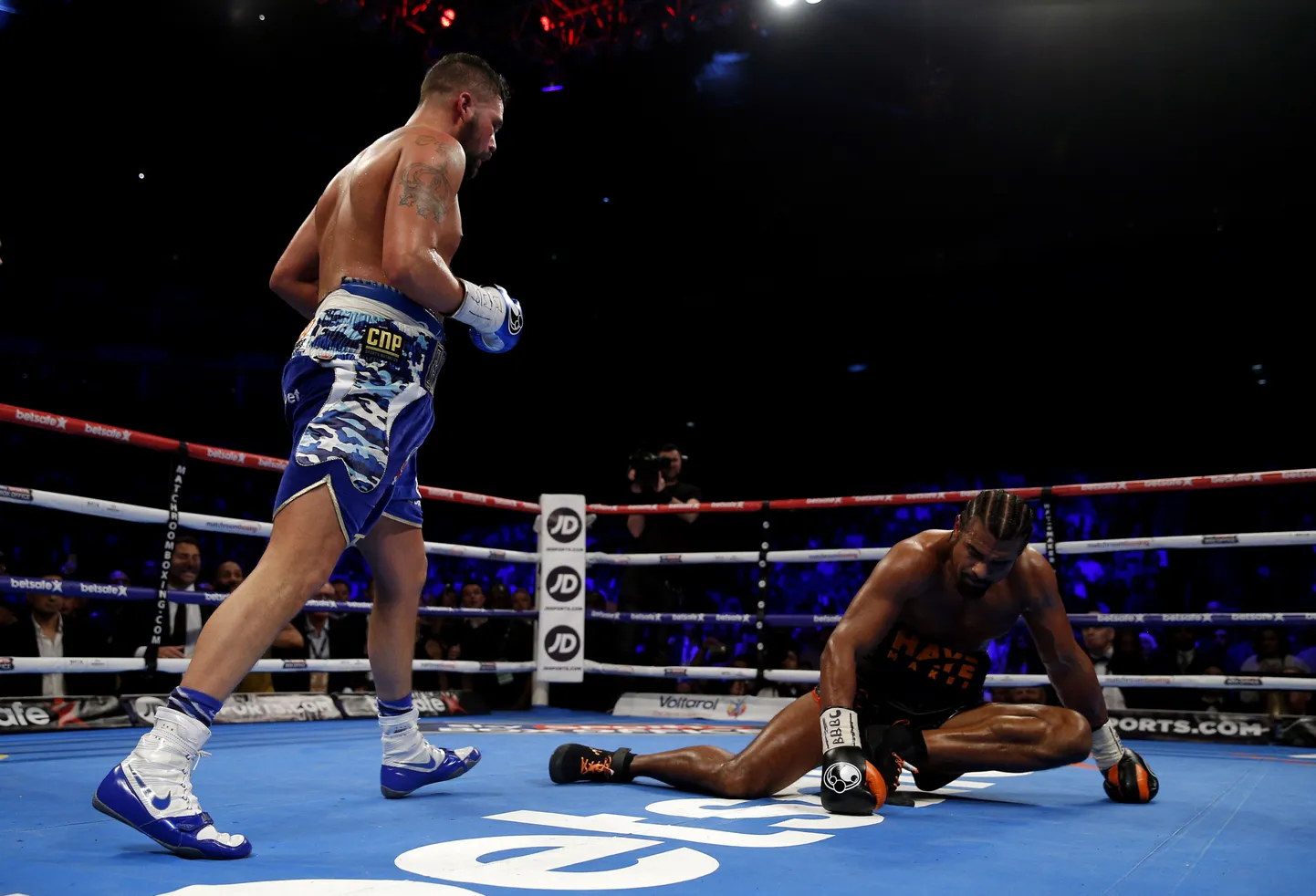 Tony Bellew (vasakul) on löönud David Haye põrandale.
