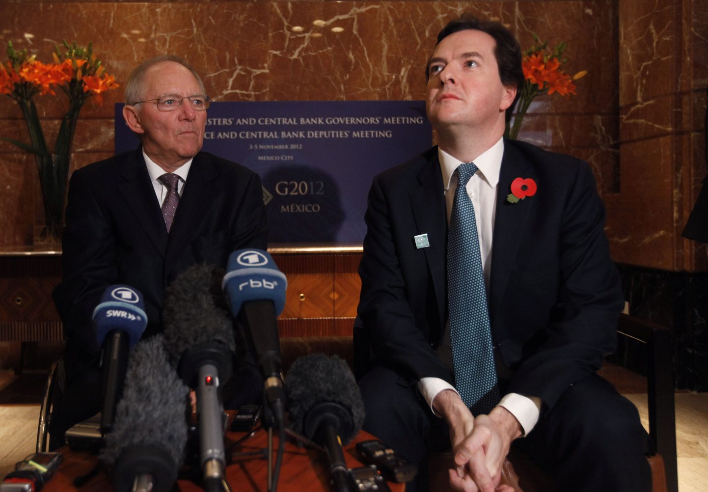 Saksa rahandusminister Wolfgang Schäuble (vasakul) ja temas Briti ametivend George Osborne.