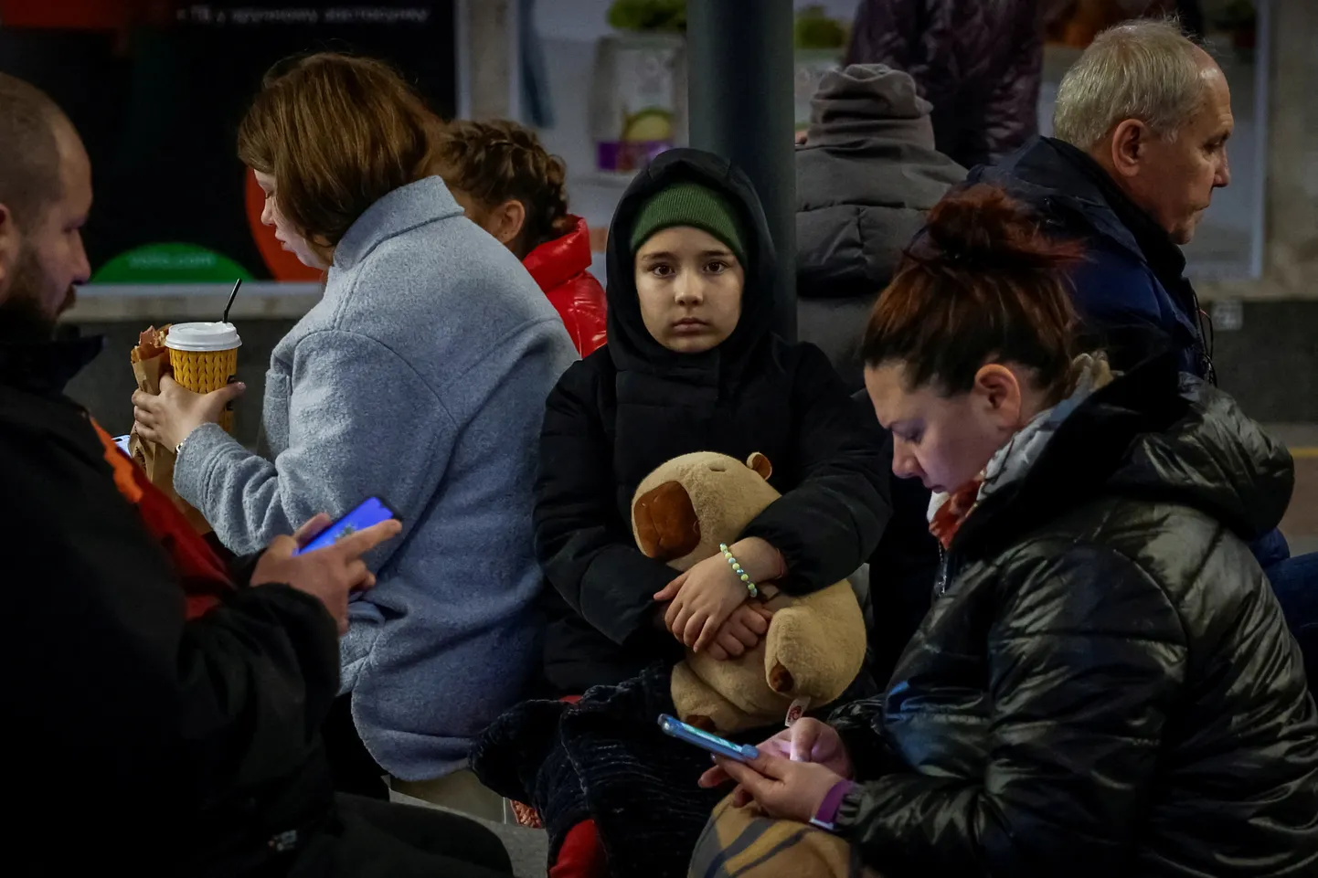 Inimesed varjusid raketirünnaku ajal metroojaama.