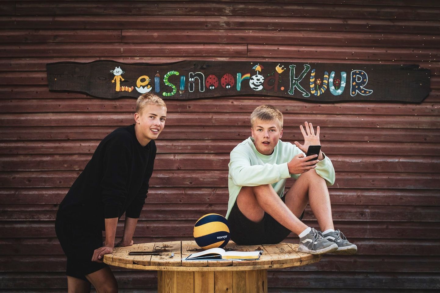 Kuurifesti päevajuhtideks olid Leisi enda noored Jüri Valt ja Märt Martinson