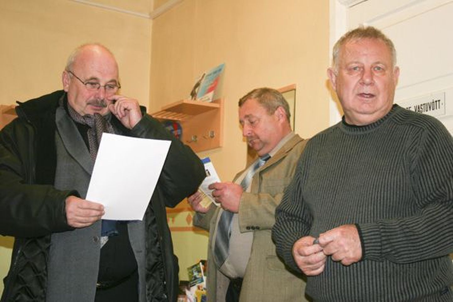 Maavanem Einar Vallbaum (vasakul), Rakke vallavanem Andrus Blok ja perearst Peeter Bakhoff kohtusid kolmapäeval Rakke perearsti kabinetis.