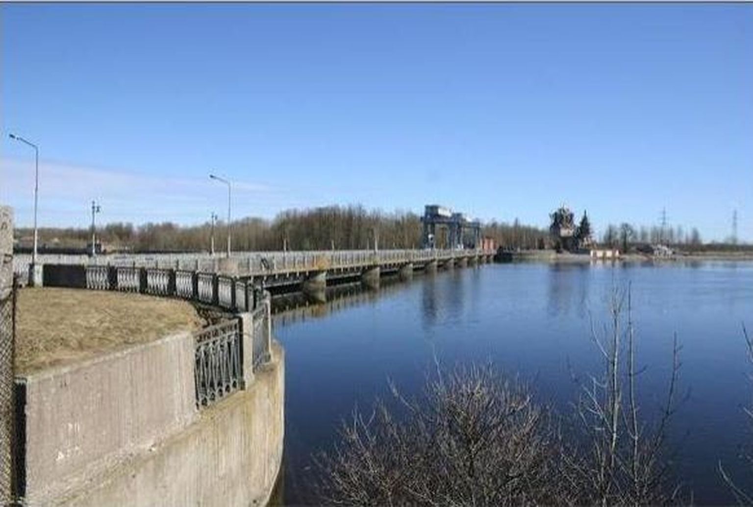 Suurvee tõttu on tavapärasest pikemat aega avatud Narva veehoidla vesiväravad ning Narva jõe org on nüüd vett täis.